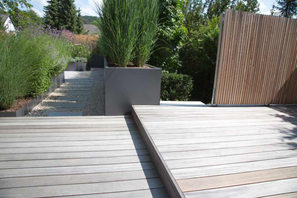 Moderne Terrasse aus Holz in Holzterrasse Hoppegarten